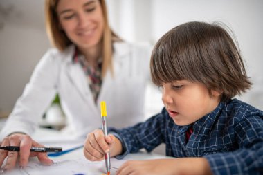 Bebekken bilişsel gelişim çeşitli şekilleri renklendirerek bir psikoloji testine girer, genç zihinleri anlamak için neşeli bir yaklaşım.