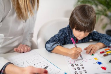 Bebekken genç bir zihnin ihtişamını keşfetmek büyüleyici bir psikoloji testiyle uğraşır, erken dönem bilişsel hünerlerini gösterir.
