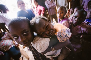 Kitale, Kenya - 02.03.2017: Evsiz çocuklara yardım etmek için hayır kurumundan bir misyoner ekibi geldi. Yiyecek, giyecek ve su paylaşıyorlar. Afrika 'da açlık ve işsizlik. Yiyecek yetersizliğinden ağlayan zavallı bir çocuğun portresi..