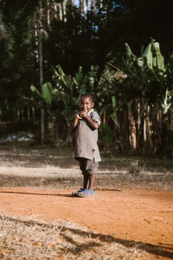 Kitale, Kenya - 02.03.2017: Evsiz çocuklara yardım etmek için hayır kurumundan bir misyoner ekibi geldi. Yiyecek, giyecek ve su paylaşıyorlar. Afrika 'da açlık ve işsizlik.