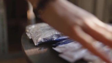 Kız tuval üzerine bir resim çiziyor. Boya Fırçası kullanan sanatçı. Sanatçı palette boya karıştırır.