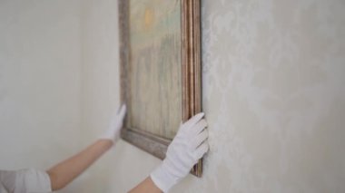Kız tuval üzerine bir resim çiziyor. Boya Fırçası kullanan sanatçı. Sanatçı palette boya karıştırır.