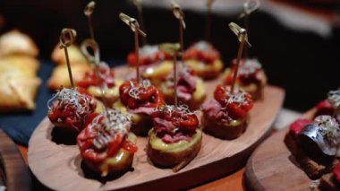 Otel lüks restoranında sosisli büfe ısıtmalı tepsiler. Her şey dahil. Açık büfe yemeği. Otel kahvaltıda açık büfe servis ediyor. Tabakları olan insanlar yemeklerini seçer. Mısır otelinde yemek yiyeceğiz..