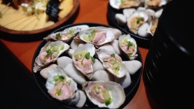 Otel lüks restoranında sosisli büfe ısıtmalı tepsiler. Her şey dahil. Açık büfe yemeği. Otel kahvaltıda açık büfe servis ediyor. Tabakları olan insanlar yemeklerini seçer. Mısır otelinde yemek yiyeceğiz..