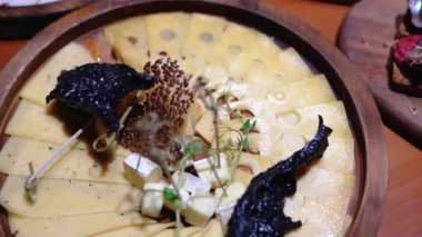 Otel lüks restoranında sosisli büfe ısıtmalı tepsiler. Her şey dahil. Açık büfe yemeği. Otel kahvaltıda açık büfe servis ediyor. Tabakları olan insanlar yemeklerini seçer. Mısır otelinde yemek yiyeceğiz..