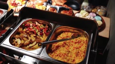 Otel lüks restoranında sosisli büfe ısıtmalı tepsiler. Her şey dahil. Açık büfe yemeği. Otel kahvaltıda açık büfe servis ediyor. Tabakları olan insanlar yemeklerini seçer. Mısır otelinde yemek yiyeceğiz..