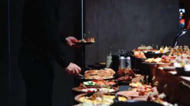 Otel lüks restoranında sosisli büfe ısıtmalı tepsiler. Her şey dahil. Açık büfe yemeği. Otel kahvaltıda açık büfe servis ediyor. Tabakları olan insanlar yemeklerini seçer. Mısır otelinde yemek yiyeceğiz..