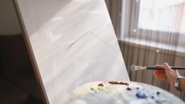 Het Meisje Schildert Een Schilderij Doek Kunstenaar Met Paint Brush — Stockvideo