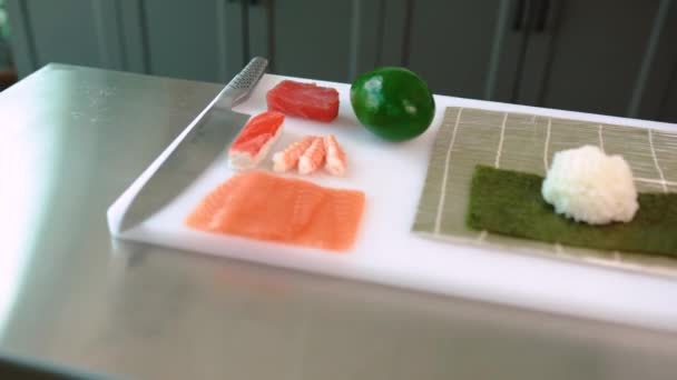Chef Prepara Sushi Rollos Filadelfia Con Atún Aguacate Cangrejo Queso — Vídeo de stock