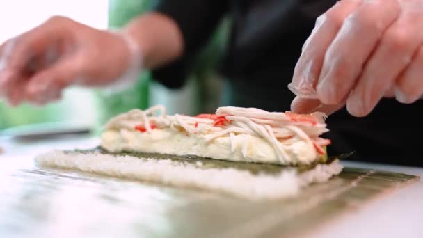 Chef Prepara Sushi Rollos Filadelfia Con Atún Aguacate Cangrejo Queso — Vídeos de Stock