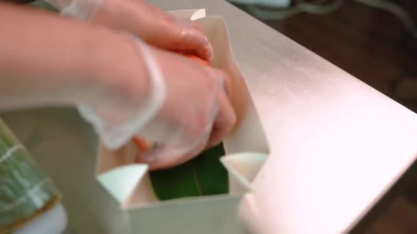 Chef Prepara Sushi Rollos Filadelfia Con Atún Aguacate Cangrejo Queso — Vídeo de stock