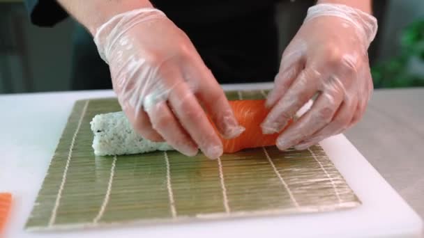 Chef Prepara Sushi Rolls Philadelphia Com Atum Abacate Caranguejo Queijo — Vídeo de Stock