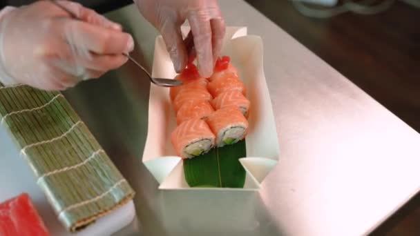 Šéfkuchař Připravuje Sushi Rolls Philadelphia Tuňákem Avokádem Krabem Sýrem — Stock video