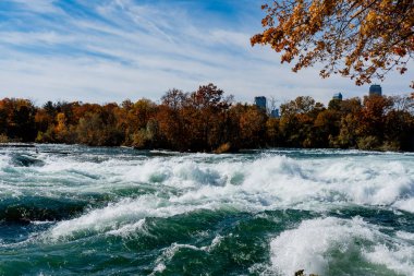 Amerikan ve Kanada 'dan Niagara Şelaleleri. Şelalenin üstünde gökkuşağı. En popüler turistik yer. Göle akan fırtınalı nehir.