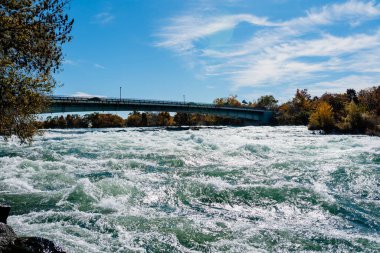 Amerikan ve Kanada 'dan Niagara Şelaleleri. Şelalenin üstünde gökkuşağı. En popüler turistik yer. Göle akan fırtınalı nehir.