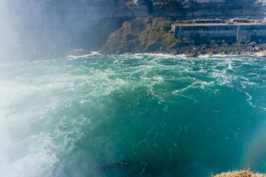 Amerikan ve Kanada 'dan Niagara Şelaleleri. Şelalenin üstünde gökkuşağı. En popüler turistik yer. Göle akan fırtınalı nehir.