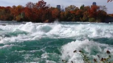 Amerikan ve Kanada 'dan Niagara Şelaleleri. Şelalenin üstünde gökkuşağı. En popüler turistik yer. Göle akan fırtınalı nehir.