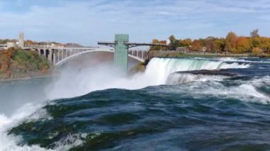 Amerikan ve Kanada 'dan Niagara Şelaleleri. Şelalenin üstünde gökkuşağı. En popüler turistik yer. Göle akan fırtınalı nehir.