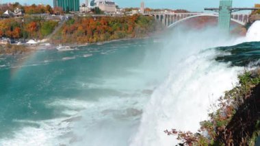 Amerikan ve Kanada 'dan Niagara Şelaleleri. Şelalenin üstünde gökkuşağı. En popüler turistik yer. Göle akan fırtınalı nehir.