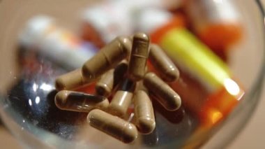 Haplar, kapsüller, antibiyotikler. Hastalık önleme. Soğuk algınlığı ve grip tedavisi. Coronavirus. Reseptör ilaçları. Beyaz ve yeşil haplar.