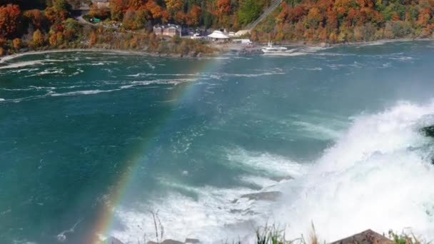尼亚加拉瀑布从美国和加拿大一侧 瀑布上的彩虹最受欢迎的旅游胜地 流入湖中的湍急的河流 — 图库视频影像