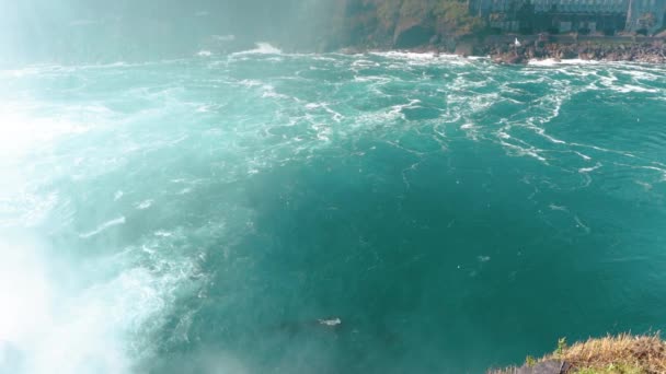 尼亚加拉瀑布从美国和加拿大一侧 瀑布上的彩虹最受欢迎的旅游胜地 流入湖中的湍急的河流 — 图库视频影像