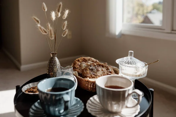 審美的な朝食 ミルクコーヒー ミルクティー アーモンド アーモンドケーキ ビスケット マジパン 居心地の良い家で英国の朝食 秋の気分 — ストック写真