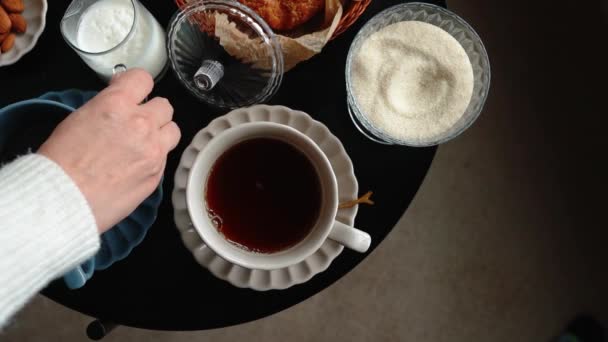 美味佳肴牛奶咖啡 杏仁蛋糕 杏仁和熏肉 英国人在舒适的家里吃早餐 秋天的心情 — 图库视频影像