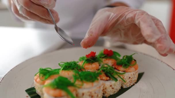 Şef Suşi Rulo Hazırlar Philadelphia Ton Balığı Avokado Yengeç Peynirli — Stok video