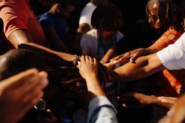 Cleveland, OH, USA - 05.15.2022: Gösteriden önce, takım el ele tutuşuyordu. Kilisedeki insanlar birlikte dua ediyorlar..