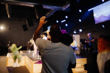 Cleveland, OH, USA - 05.15.2022: Bir adam Protestan, Baptist, Katolik kilisesinde dua ediyor. Kilisede dua et ve ibadet et. İnsanlar Allah 'ı tesbih eder ve O' na kulluk ederler..