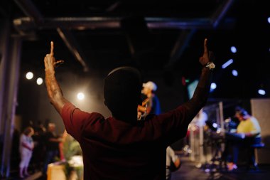 Cleveland, OH, USA - 05.15.2022: Bir adam Protestan, Baptist, Katolik kilisesinde dua ediyor. Kilisede dua et ve ibadet et. İnsanlar Allah 'ı tesbih eder ve O' na kulluk ederler..