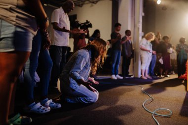 Cleveland, OH, ABD - 05152022: Bir kadın Protestan, Baptist, Katolik kilisesinde dua ediyor. Kilisede dua et ve ibadet et. İnsanlar Allah 'ı tesbih eder ve O' na kulluk ederler..