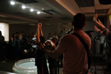 Cleveland, OH, USA - 05.15.2022: Bir adam Protestan, Baptist, Katolik kilisesinde dua ediyor. Kilisede dua et ve ibadet et. İnsanlar Allah 'ı tesbih eder ve O' na kulluk ederler..