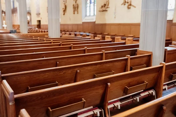 İçeride Baptist, Protestan, Katolik Kilisesi var. Tanrı 'nın evinin içi çok güzel. Şükret, dua et ve ibadet et burada..