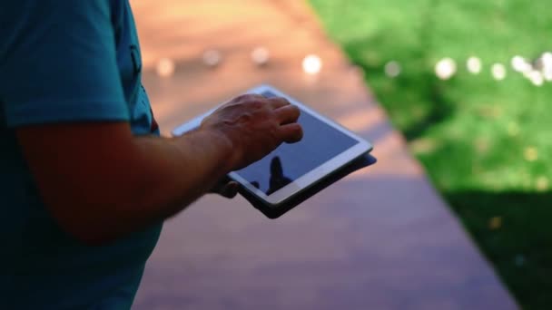 Ένας Λευκός Στήνει Ηχητικό Εξοπλισμό Tablet Άνθρωπος Πιέζει Κάτι Στην — Αρχείο Βίντεο