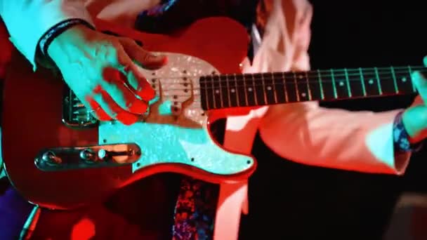 Músico Toca Guitarra Concierto Artista Interpreta Música Evento Banda Rock — Vídeos de Stock