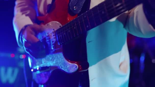 Музикант Грає Гітарі Концерті Виконує Музику Цьому Заході Рок Гурт — стокове відео
