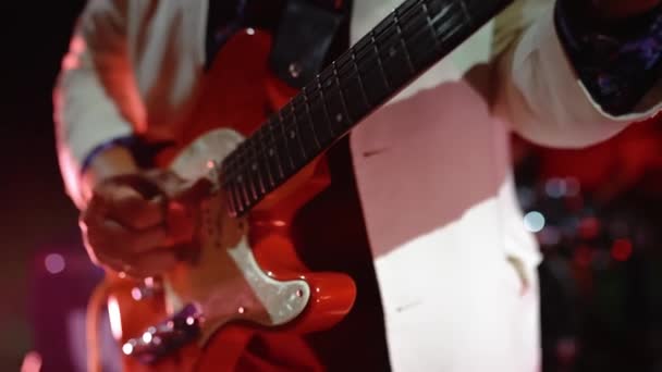 Музикант Грає Гітарі Концерті Виконує Музику Цьому Заході Рок Гурт — стокове відео
