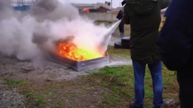 Mariupol, Ukrayna, 14 Aralık 2021: Kurtarma Bölümü, küresel felaketler, savaş, yangınlar, nükleer savaş, kimyasal saldırılar, kazadan sonra bir kişiyi kurtarmak için siviller için tatbikatlar düzenliyor.