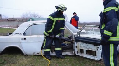 Mariupol, Ukrayna, 14 Aralık 2021: Kurtarma Bölümü, küresel felaketler, savaş, yangınlar, nükleer savaş, kimyasal saldırılar, kazadan sonra bir kişiyi kurtarmak için siviller için tatbikatlar düzenliyor.