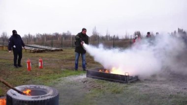 Mariupol, Ukrayna, 14 Aralık 2021: Kurtarma Bölümü, küresel felaketler, savaş, yangınlar, nükleer savaş, kimyasal saldırılar, kazadan sonra bir kişiyi kurtarmak için siviller için tatbikatlar düzenliyor.