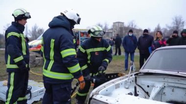 Mariupol, Ukrayna, 14 Aralık 2021: Kurtarma Bölümü, küresel felaketler, savaş, yangınlar, nükleer savaş, kimyasal saldırılar, kazadan sonra bir kişiyi kurtarmak için siviller için tatbikatlar düzenliyor.