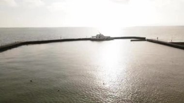 Mariupol, Ukrayna, 14 Aralık 2021: Azov Denizi 'ndeki rıhtım yakınlarındaki sahil güvenlik ve kurtarma gemileri.