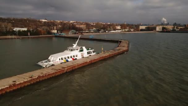 マリウポリ ウクライナ 2021年12月14日 アゾフ海の桟橋近くの沿岸警備隊と救助隊の船 — ストック動画