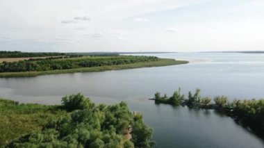 Dnieper Nehri 'nin havadan güzel bir manzarası var, bir kuadrokopterden çekilmiş. Güzel Ukrayna.