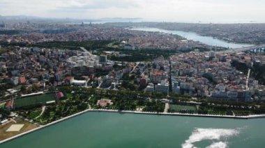 İstanbul - Yükseklerden bir manzara. Dünyanın en büyük şehirlerinden biri. Turizm şehri, metropol.