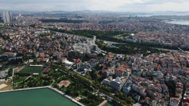 İstanbul - Yükseklerden bir manzara. Dünyanın en büyük şehirlerinden biri. Turizm şehri, metropol.