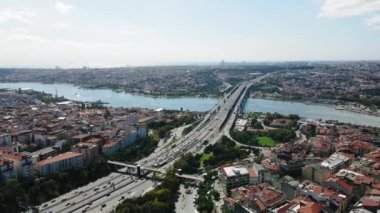 İstanbul - Yükseklerden bir manzara. Dünyanın en büyük şehirlerinden biri. Turizm şehri, metropol.