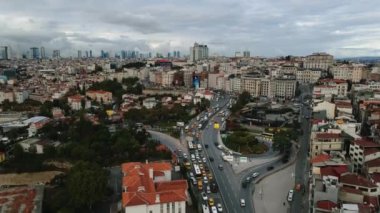 İstanbul - Yükseklerden bir manzara. Dünyanın en büyük şehirlerinden biri. Turizm şehri, metropol.